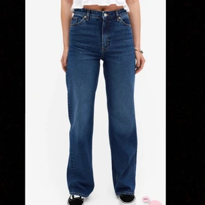 Mörkblå jeans  - Ett par mörkblå jeans köpta från monki, i Yoko modellen. Säljer då dom inte kommer till användning. Det är storlek 26, passar mig i längden perfekt som är ca 170. Skicka för fler bilder och vid intresse. Frakt tillkommer!😊