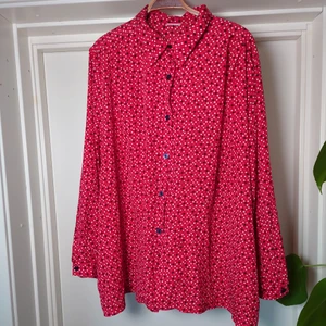 Transparent blus - Lång transparent luftig blus. Ingen storleksmärkning men den bör vara XL, funkar dock toppen som oversize och kan användas som typ tunika med tights under🍀