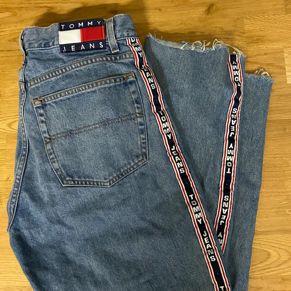 hej hopp! Jag vill sälja mina Tommy jeans då dom inte passar mej längre :(( sitter OTEROLIGT snyggt, tight över rumpa och lår men lite vidare ner mot fötterna, även något croppade. Nästan nyskick då jag knappt använt dom.   Jag kan mötas upp och/eller frakta, men då står du för frakt :) . Jeans & Byxor.