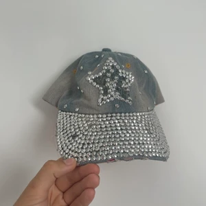 fet keps - denim keps med bling, några stenar som har lossnat från stjärnan men det kan man limma på själv tänker jag 