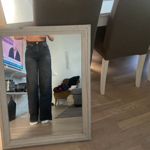 Jeans - Smutsvarta jeans är strl 34 skulle jag säga, passar någon som är lite smalare av sig. Går till mina fötter på mig som är 1,72. Nypris 599