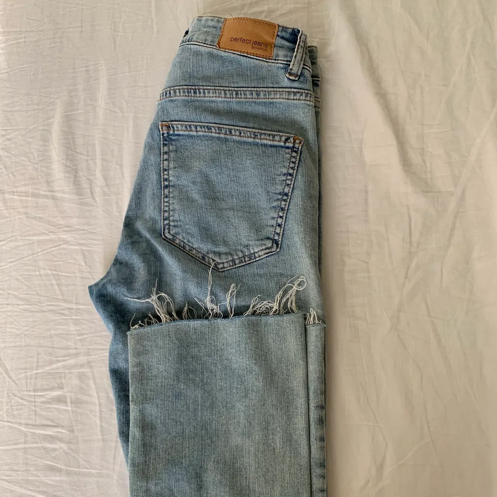 Fina jeans som endast är använda någon gång då de tyvärr är lite för små för mig.. Jeans & Byxor.