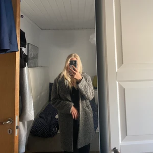 ”kappa” - Säljer nu denna höst kappa, eller vad man vill kalla det då jag inte har användning av den längre. 2 fickor fram och en slits längs ner bak. Storlek XS men skulle säga att den kan passa S också. Jag är 157 lång och går lite över knäna. Köpt för ca 800 kr. Skriv för mer bilder🖤