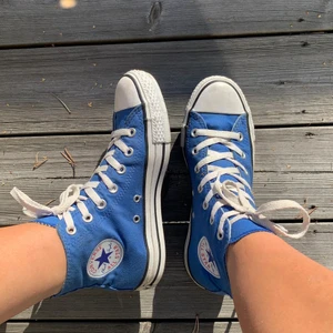 Converse - Unika blåa converse😍 säljer då de tyvärr var för stora för mig😕 storlek 37,5 och säljer för 400kr. OBS SKOSNÖREN FÖLJER INTE MED☺️ EDIT: STARTAT BUDGIVNING DÅ MÅNGA VAR INTRESSERADE 