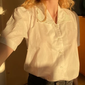 Vit blus med spetskrage - Söt sommarblus med broderad spetskrage. I mycket bra skick, storlek 40 <3 Säljer för 75kr. Frakt på 25/66, beroende på om du vill ha spårbart eller inte :)