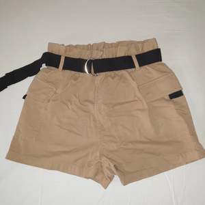 Beige utility shorts i storlek 38, aldrig använda med prislapp kvar. Skärpet är avtagningsbart. Två fickor som går att stänga med lock. 100% bomull. Nypris: 199kr, säljer för 80kr