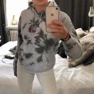 Hoddie med tryck - Hoddie från urban outfitters, andvänd ett fåtal gånger och derför jag säljer. Original priset är 750 kr, det är en storlek XS men skulle säga att den passar som S oxå. Skriv till mig om du vill köpa🌸