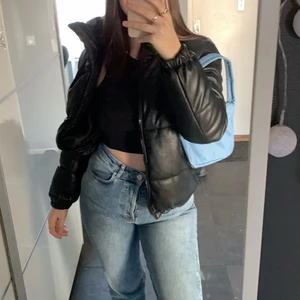 Skinn jacka - Fin skinnjacka till vintern som inte kommer komma till användning, storlek 36 men passar även 38, perfekt för dig som vill ha jackan oversized🥰