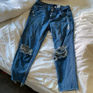 Slitna jeans - H&M storlek 42 - Slitna jeans från H&M aldrig använda storlek 42 