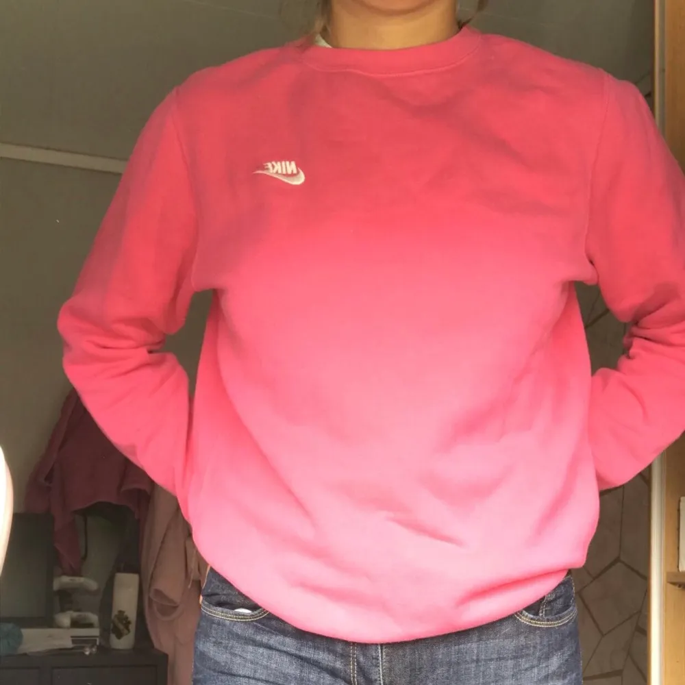 Säljer denna rosa nikesweatshirten, använt fåtal gånger, strl S i herrmodell. Pris kan diskuteras :). Hoodies.