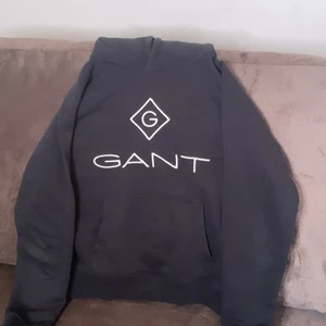 Svart Ganthoodie   - Fet Gant Hoodie, perfekt nu till hösten. Storlek: M och är rätt så stor i storleken. Fick trjöan av KidsBrandStore för ett halvår sedan men hoodien är använd fåtal gånger, därför valde jag att lägga upp den här. Den har bra kvalitet. Nypris är 799 kr och säljer för 150 kr. Andra bilden är på mig förra året.