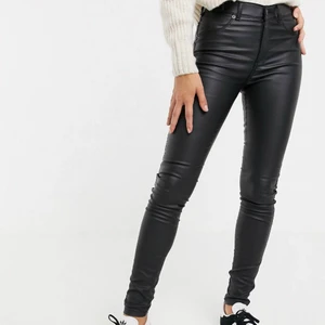 Dr denim  - Dr denim skinn byxor i modellen plenty, jätte fint skick, skriv för privata bilder ☺️ (passar en xs/s)