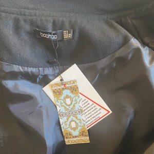 Varsity Jacka  - Säljer denna supersnygga nya Varsity Jacka, då den inte passade på mig. Buda på, köparen står för frakten! 