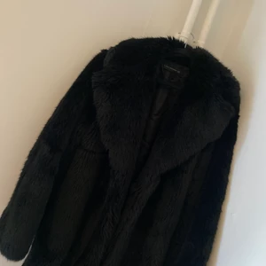 Pälsjacka Zara - Pälsjacka från Zara i mycket fint skick inga fel eller defekter. Storlek: XS/S. För fler frågor kontakta mig. 😊