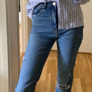 Zarajeans - Hej! Säljer dessa jättesnygga jeans från zara med slits nertill. 