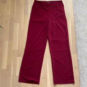 Byxor med dragkedja på sidan  - Byxor från bikbok storlek 40, inga fickor utan helt släta baktill. Knappt använda