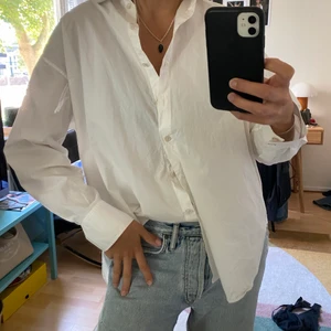 Acne Studios Skjorta - Skjorta från Acne Studios. 100% bomull. Går att ha stängd eller öppen med något under. Kan has som en vanlig skjorta eller oversize.