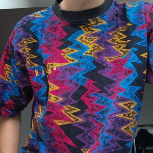 Vintage Nike x Air Jordan t-shirt  - Denna sjukt unika och häftiga t-shirten från Nike Air Jordan sticker verkligen ut från mängden. Väldigt 80-taligt mönster. Skicket är 10/10, inga hål eller fläckar trots att den är så vintage. Har ingen aning om värdet, tror den är riktigt unik.