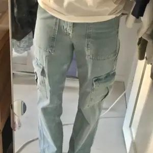 Jättesnygga jeans från Urban outfitters! De är i nytt skick och har lappen kvar. Storlek 26 i midjan och 32 i längd. Köptes för 800 kr men säljs för 350!