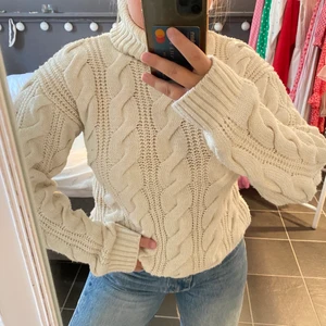 Stickad tröja  - SUPERFIN stickad tröja med krage, perfekt nu till hösten. Färgen är lite off white/kräm vit 😍🖤⚡️🧸