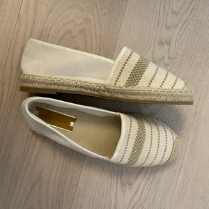 Oanvända skor (stlk 41 men passar en 40) - Köpta i somras men var för små för mig, passar en storlek 40 :) 