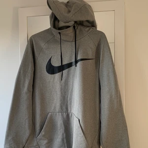 Grå nice huddi  - Nice grå Nike huddi med lite högre hals vilket håller värmen super bra! Bar till träning utte eller bara till vardags! I bra sick! Vid fler frågor bara skriv😊 köparen står för frakt 🚚 