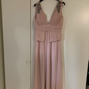 Balklänning, strl 36 - Märke: Little mistress, köpt från Nelly 2017. Detta var min balklänning och jag har nu insett att jag aldrig kommer att använda denna igen tyvärr. Den är enbart använd en gång och har efter det bara hängt i garderoben 