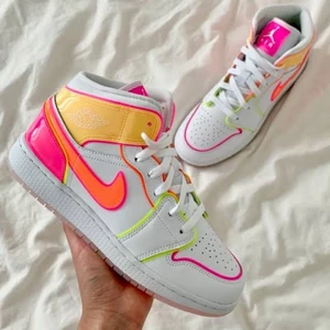 Air jordans 1 edge glow - Jätte bra skick! Inte alls använda bara gått ut med dom en gång🤍 köptes för 2600kr och dom e så trendiga till nu när hösten kommer det e storlek 37.5 men passar även 37,38,39!