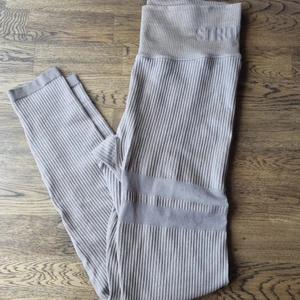 Stronger träningstights  - Ett par stronger träningstights i nyskick. Använd och provad endast en gång 😊 Storlek M/L 