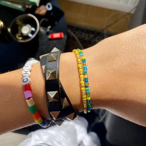 Armband - Egengjorda armband. Det gula och det blåa😄 jättefina passar allt!💓 gratis frakt!