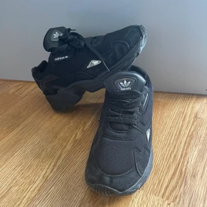 Adidas Falcon  -  Svarta adidas Falcon skor. Använda, men fortfarande i jätte fint skick. Köparen står för fraktkostnaden ⭐️ 
