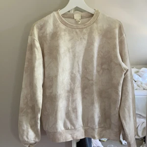 Tröja - Snygg tröja inför hösten. Säljer då den inte kommer till användning då jag har en liknande. Bra skick. Köparen står för frakten! Det är en S men fungerar till en M också. 