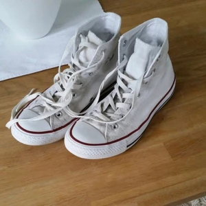 Vita höga converse  - säljer dessa vita höga converse pga att dem inte kommer till användning , fint skick