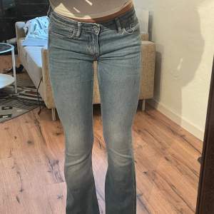 Bootcut jeans från Crocker i storlek w25 l31! Superfint skick! Jag är ca 165 och dom sitter perfekt i längden på mig💕 Buda eller köp direkt för 300kr💕