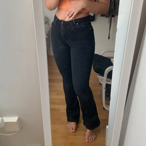 Jeans - Bootcut jeans svarta från bikbok, använt flertal gånger och säljer för dom är lite för små för mig. Sänker priset ännu mer då ni ser på sista bilden att materialet har töjt sig, men det är bara vid rumpan. Original pris 500