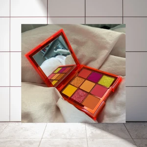 HUDA BEAUTY NEON ögonskuggspalett 😌 - Paletten är ytterst lite använd, vissa skuggor är helt orörda. Plasten på spegeln är kvar!  Disclaimer: jag vet inte när paletten är inköpt. Nypris ca 360kr  Jag packar varan ordentligt och ansvarar inte för postens slarv.