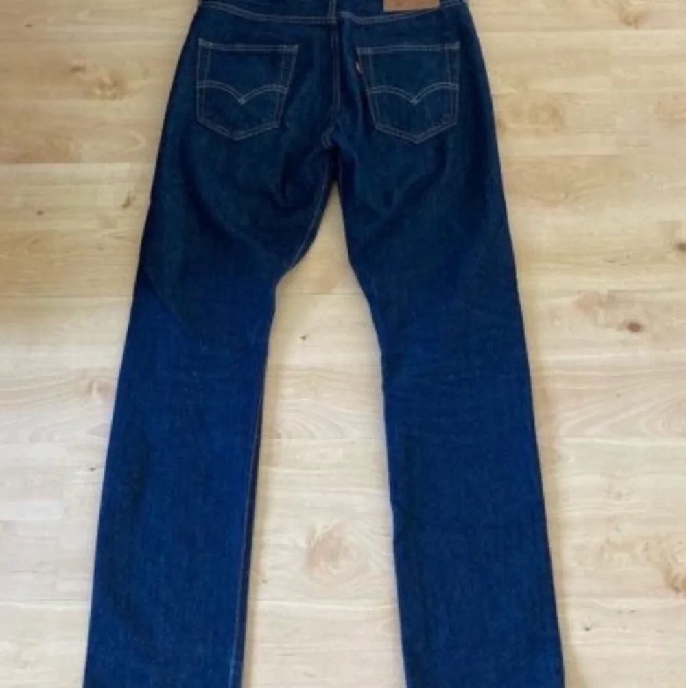 Hej säljer nu ett par Levis 501 jeans i storlek w 29 l 32! Dom är i väldigt bra skick och Max använda 4-5 gånger. Pris 300kr! Skriv gärna för intresse! . Jeans & Byxor.