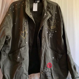 MILITARY JACKET - fet jacka med broderier, patches och rhinestones. aldrig använd! köparen står för frakten! 