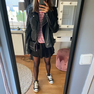 Zara kjol - Jättesöt svart kjol från zara med lite volang längst ned i storlek xs. Använd fåtal gånger. Har en dragkedja i midjan och lite stretch. 