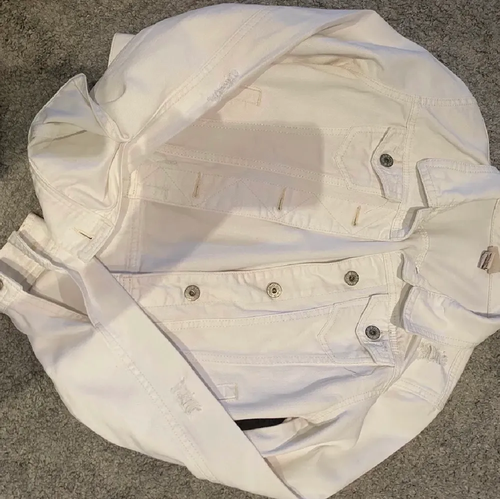 söt jeans jacka med fina hål❤️storlek XS, tvättats såklart innan postning . Jackor.