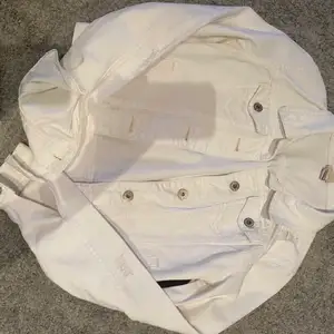 söt jeans jacka med fina hål❤️storlek XS, tvättats såklart innan postning 