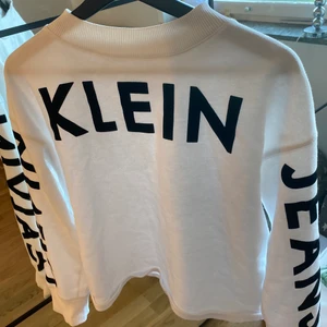 Calvin Klein sweatshirt - Supersnygg sweatshirt från Calvin Klein! Knappt använd och är därav i toppskick💗 Köpare står för frakt!🌟