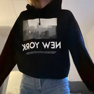 pull&bear hoodie med tryck - Hoodie från pull&bear med tryck i fram och text på högerarm, säljer då den tyvärr inte kommer till användning! nästan aldrig använd!!!😍 köpare står för frakten