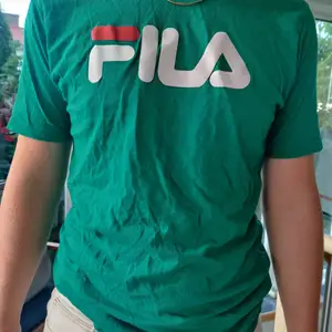 Fin grön t-shirt i märket Fila. Storlek M i mansmodell. Knappt använd och i bra skick. 
