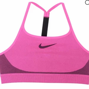 Nike träningstopp - Rosa träningstopp, bra skick. Kontakta för mer bilder. 