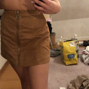 Brun kjol  - Jättefin brun mockakjol ifrån Hm, aldrig använd❤️❤️