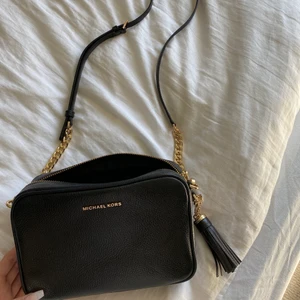 Michael Kors Väska  - Äkta Michael Kors Väska. Köpt förra året. Använt ett fåtal gånger & är i superfint skick. Säljer pga kommer inte till användning längre. Nypris 2100kr