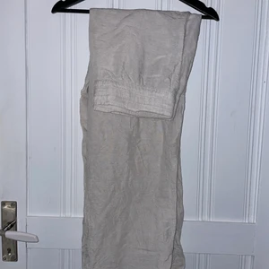 Linnebyxor - Supersköna och bekväma linnebyxor i storlek L. Väl använda. Väldigt stora i midjan (har vikt in den när jag använt dem) och korta i benen för sin storlek. Är 175 cm och de går precis ner till foten. Du betalar frakten! Skriv vid frågor eller intresse!💜