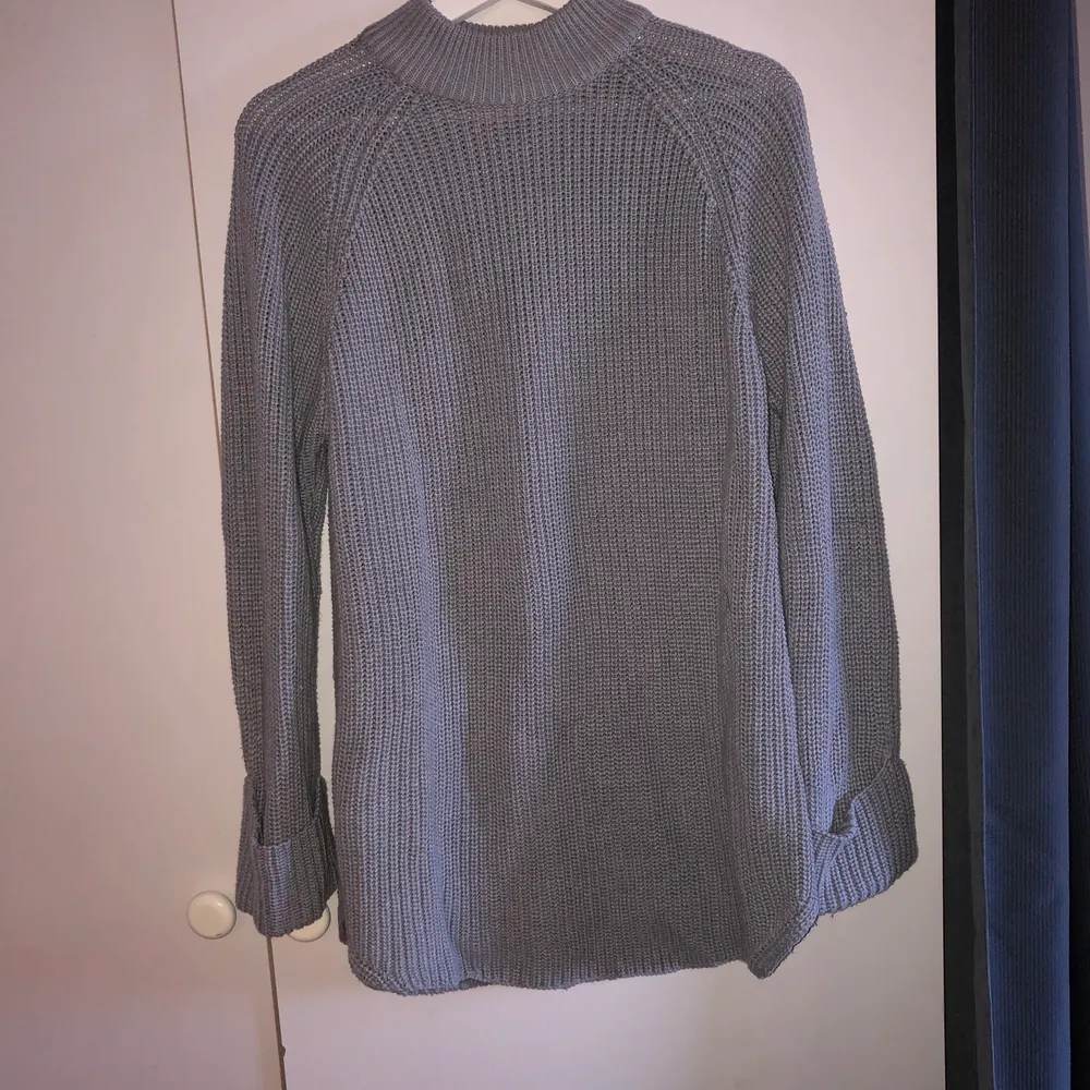 Väldigt fin grå stickad tröja från Ginatricot i stl L. Ändats använd 2-3 gånger så är i väldigt bra skick!. Stickat.