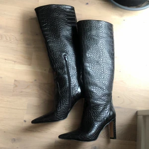 Knähöga stövlar str 36 - Från Nakd, använd 2 gånger